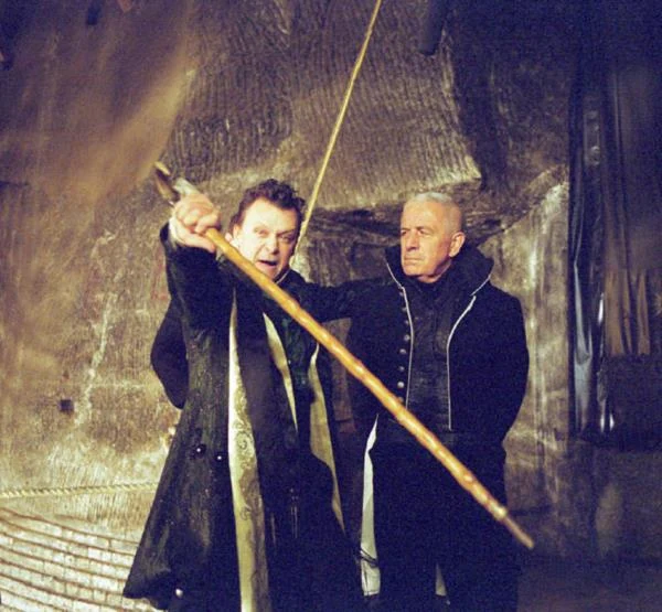 W "Hamlecie" po raz pierwszy Frycz wystąpił w 1978 roku - w inscenizacji Jerzego Krasowskiego na deskachTeatru im. Słowackiego wcielił się w postać Fortynbrasa. Powrót do dramatu Szekspira umożliwił aktorowi ponad 25 lat później Łukasz Barczyk, który obsadził Frycza w roli Ducha Ojca i Pierwszego Aktora w spektaklu zrealizowanym we wnętrzach kopalni soli "Wieliczka" (na zdjeciu).