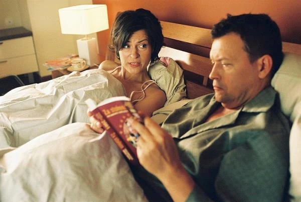 W 2004 roku aktora oglądaliśmy w filmie o przygodach "polskiej Bridget Jones" - ekranizacji książki Katarzyny Grocholi "Nigdy w życiu!". Wcielił się w nim w postać byłego męża głównej bohaterki (Danuta Stenka) - fot. Fabryka Obrazu / Fotonova