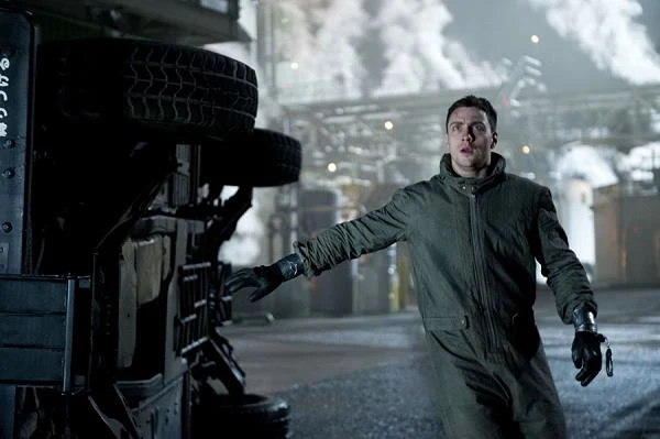 Aaron Taylor-Johnson w scenie z filmu "Godzilla"