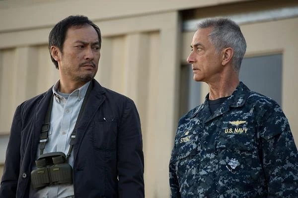 Ken Watanabe i David Strathairn w scenie z filmu "Godzilla"