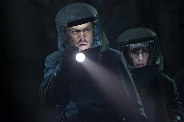 Ken Watanabe i Sally Hawkins w scenie z filmu "Godzilla"