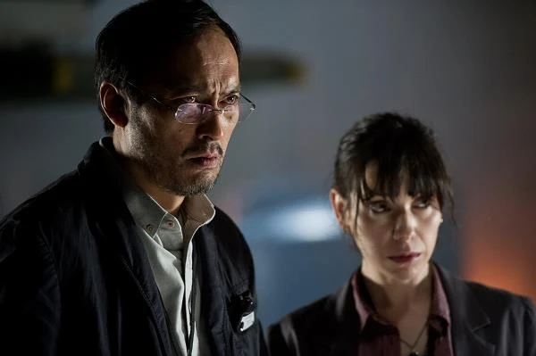Ken Watanabe i Sally Hawkins w scenie z filmu "Godzilla"
