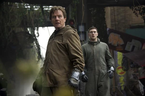 Bryan Cranston i Aaron Taylor-Johnson w scenie z filmu "Godzilla"