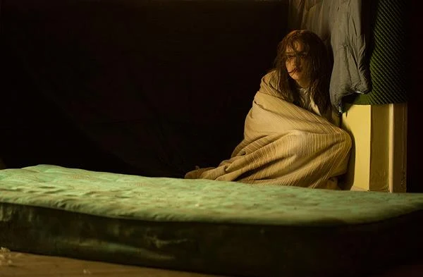 Olivia Cooke w scenie z filmu "Uśpieni"