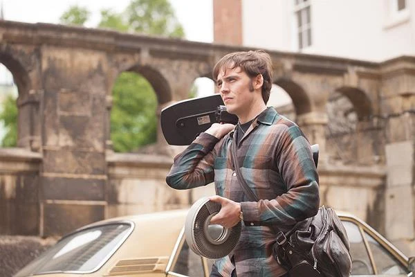 Sam Claffin w scenie z filmu "Uśpieni"