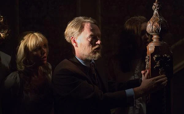 Jared Harris w scenie z filmu "Uśpieni"