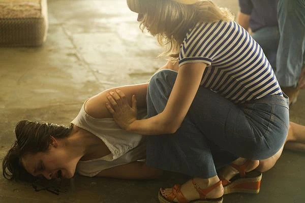 Olivia Cooke i Erin Richards w scenie z filmu "Uśpieni"