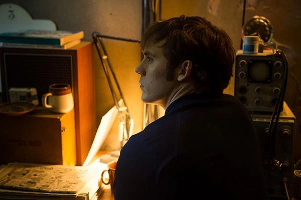 Sam Claffin w scenie z filmu "Uśpieni"