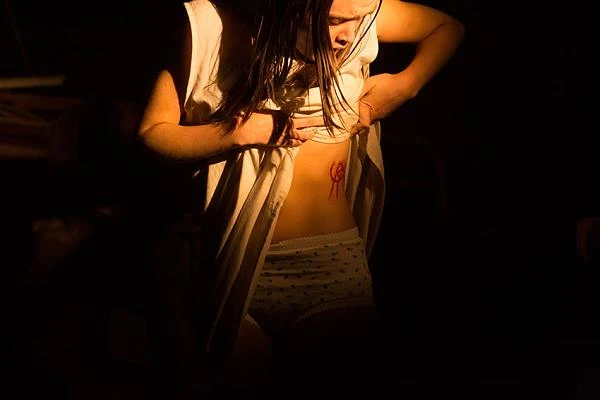 Olivia Cooke w scenie z filmu "Uśpieni"