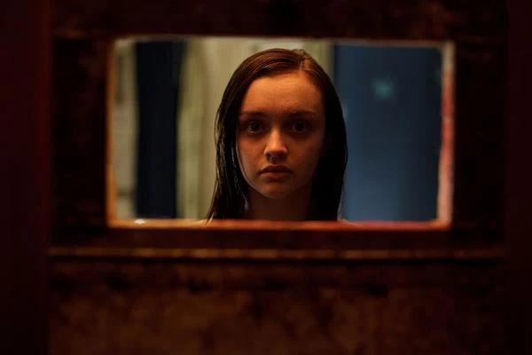 Olivia Cooke w scenie z filmu "Uśpieni"