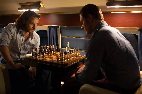 James McAvoy i Michael Fassbender w scenie z filmu "X-Men: Przeszłość, która nadejdzie"