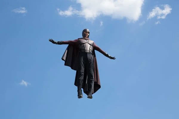 Michael Fassbender w scenie z filmu "X-Men: Przeszłość, która nadejdzie"