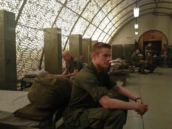 Lucas Till w scenie z filmu "X-Men: Przeszłość, która nadejdzie"