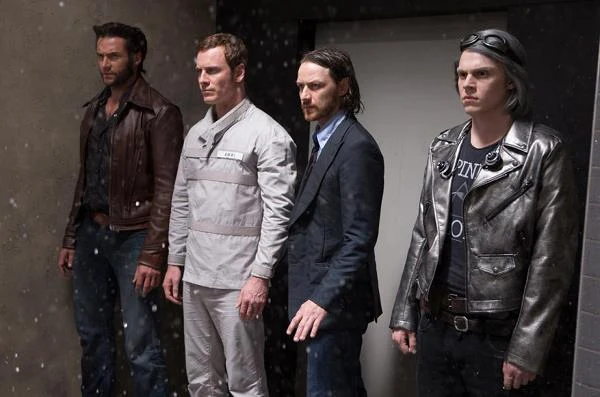Hugh Jackman, Michael Fassbender, James McAvoy i Evan Peters w scenie z filmu "X-Men: Przeszłość, która nadejdzie"