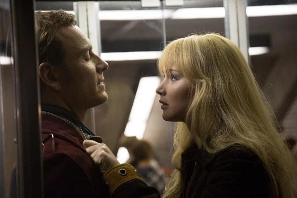 Michael Fassbender i Jennifer Lawrence w scenie z filmu "X-Men: Przeszłość, która nadejdzie"