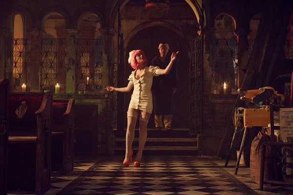 Mélanie Thierry i Christoph Waltz w scenie z filmu "Teoria wszystkiego"