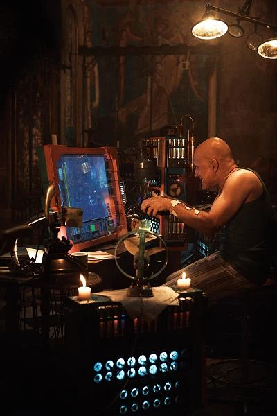 Christoph Waltz w scenie z filmu "Teoria wszystkiego"