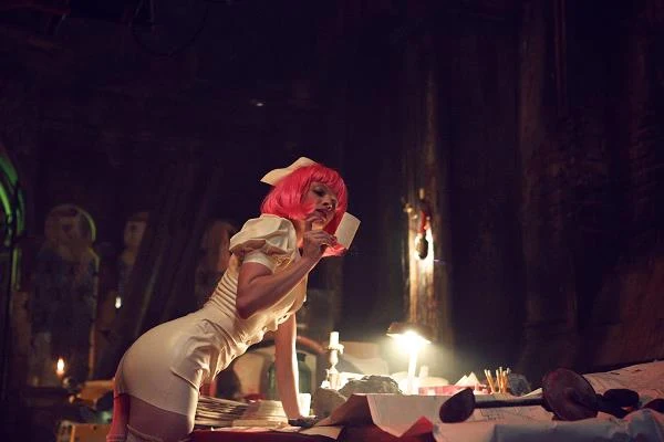 Mélanie Thierry w scenie z filmu "Teoria wszystkiego"