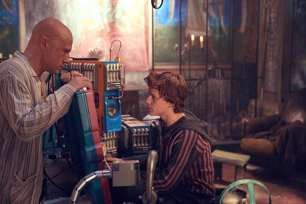 Christoph Waltz i Lucas Hedges w scenie z filmu "Teoria wszystkiego"