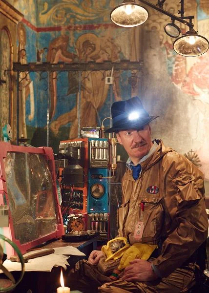 David Thewlis w scenie z filmu "Teoria wszystkiego"