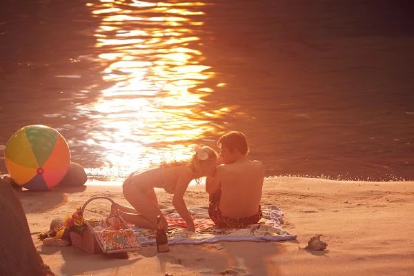 Mélanie Thierry i Christoph Waltz w scenie z filmu "Teoria wszystkiego"