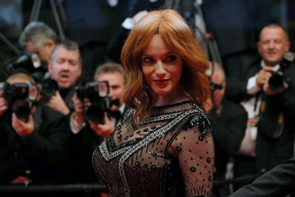 "Można to uznać za jeden z argumentów. Christina Hendricks to wspaniała kobieta, a figura klepsydry znowu wraca do łask" - wyjaśnił przedstawiciel BAAPS