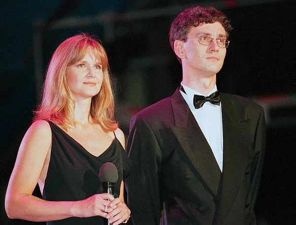 W 1985 roku zadebiutowała jako konferansjerka na festiwalu w Opolu. Od tamtej pory poprowadziła kilkadziesiąt koncertów, festiwali i innych ważnych uroczystości (na zdjęciu, z Arturem Orzechem w Opolu w 1998 roku) - fot. Piotr Bławicki