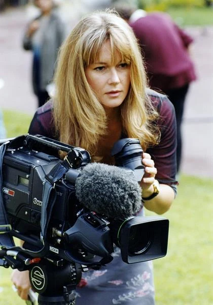 Dziennikarka od ponad 15 lat jest stałym gościem największych europejskich festiwali filmowych. Na zdjęciu, w 1999 roku, przygotowuje się do relacji z festiwalu w Cannes - fot. Zenon Zyburotwicz
