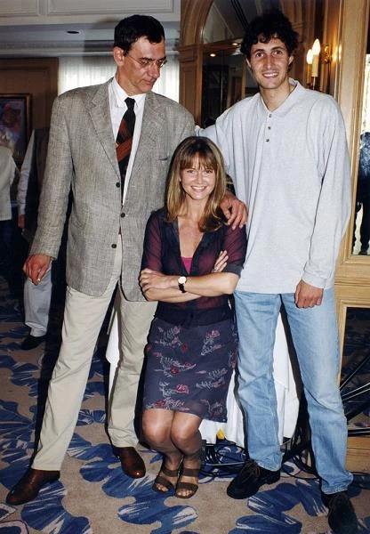 Grażyna Torbicka w 1999 roku na festiwalu filmowym w Cannes pod pachami Wiktora Zborowskiego (L) i Artura Partyki (P). Obecność aktora wydaje się uzasadniona, w tym roku na festiwalu pokazywano "Ogniem i mieczem" Jerzego Hoffmana, gdzie Zborowski grał rolę Longinusa Podbipięty, ale co u licha robił na Riwierze polski skoczek wzwyż? - fot. Zenon Zyburtowicz