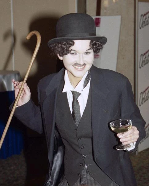 Od niemal 20 lat doskonale wiemy, że Grażyna Torbicka "kocha kino". Goście odbywających się w 2000 roku w hotelu Victoria "gwiazdorskich ostatków" mogli przekonać się o tym na własne oczy - fot. Zenon Zyburtowicz
