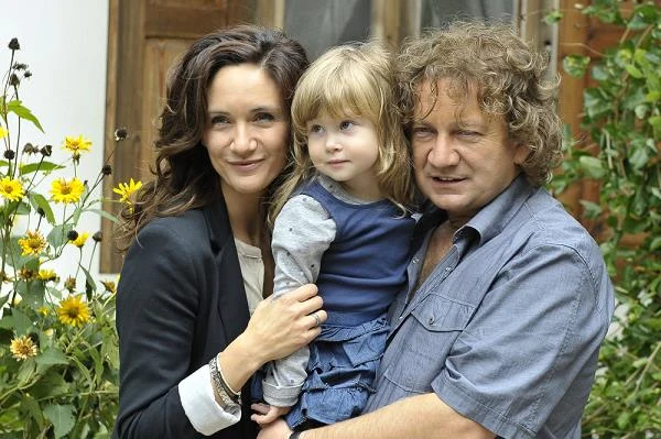 Ilona Ostrowska, Paweł Królikowski i Weronika Kunka na planie piątego sezonu serialu "Ranczo" (2010)