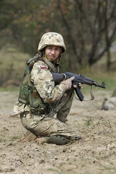 Ilona Ostrowska na planie serialu "Misja Afganistan" (2012)