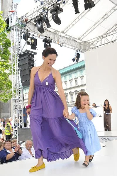 Ilona Ostrowska ze swoją córką podczas imprezy "Warsaw Fashion Street - gwiazdy i dzieci" (2009).