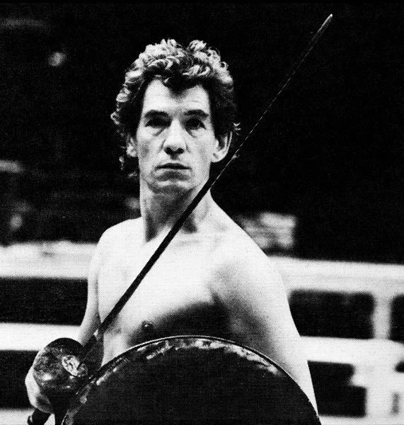 Urodzony i wychowany w przemysłowej okolicy na północy Anglii, McKellen profesjonalnie zajmuje się aktorstwem od 1961 roku. Po ukończeniu Uniwersytetu w Cambridge i trzyletniej współpracy w charakterze stażysty z regionalnymi brytyjskimi scenami teatralnymi, aktor szybko ugruntował swoją pozycję jednego z czołowych odtwórców ról klasycznych, w tym szekspirowskich. Jego legendarne kreacje Ryszarda II oraz Edward II w sztuce Marlowe'a podbiły serca publiczności i krytyków na  Festiwalu w Edynburgu w 1969 roku.