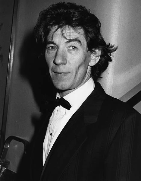 Poszukując idealnego miejsca dla twórczości artystycznej, McKellen wraz z grupą znajomych aktorów stworzył i został członkiem zespołu teatralnego Actors' Company. Zagrał w tym czasie również znakomite role z The Royal Shakespeare Company w tym: Makbeta (partnerowała mu Judi Dench), Romea, Iago oraz Toby'ego Belcha. Grał w sztukach Brechta, Czechowa, Ibsena, Jonsona, Shawa i Stopparda - fot. John Gooch / Hulton Archive