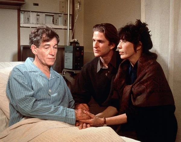 McKellena często mogliśmy oglądać w produkcjach telewizyjnych, aktor ma na koncie aż 5 nominacji do nagród Emmy.  Zaa rolę cara Mikołaja II w "Rasputinie" otrzymałZłoty Glob, jednak przyznaje, że jest najbardziej dumny z ról w "Walterze", gdzie zagrał niepełnosprawnego, "A orkiestra grała dalej" o początkach epidemii AIDS (na zdjęciu) oraz "Coronation Street" - najdłużej kręconej  brytyjskiej opery mydlanej.