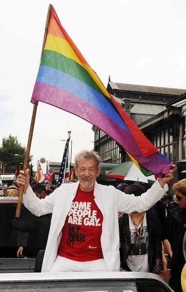 McKellen ujawnił swoją orientację podczas programu radiowego, w trakcie którego miała miejsce dyskusja dotycząca jednej z propozycji Margaret Thatcher, mającej uznać publiczną promocję homoseksualizmu za przestępstwo.