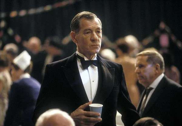 W 1990 roku królowa brytyjska przyznała mu tytuł szlachecki w uznaniu jego zasług dla świata sztuki.  "Jedząc śniadanie w łóżku oglądałem transmisję z Londynu. Wszystkie kamery skierowane były na frontowe drzwiami przy Downing Street 10 [biuro premiera Wielkiej Brytanii - przyp.red.] czekając na Margaret Thacher, która tego dnia skończyć miała swą polityczną karierę. Nagle zadzwonił telefon: 'Tu biuro premiera'. Myślałem, że to żart mojego znajomego, gdy usłyszałem: 'Premier próbowała się z panem skontaktować. Chciała zarekomendować pana u królowej.' Zbity z tropu, poprosiłem o czas na przemyślenie tego. Wtedy, gdy tylko odłożyłem słuchawkę, drzwi przy Downing Street otworzyły się i wyłoniła się z nich Margaret Thacher. Popłakiwała lekko. Czułem się tak, jakby trzymała cały świat w niepewności do momentu skontaktowania się ze mną. Przypuszczam, że ostatnio rzeczą, którą zrobiła podczas swojej kadencji Premiera Wielkiej Brytanii, były starania o mój tytuł szlachecki" - tak McKellen wspomina tamten moment [na zdjęciu - w filmie "Obłąkana miłość" z 2005 roku].