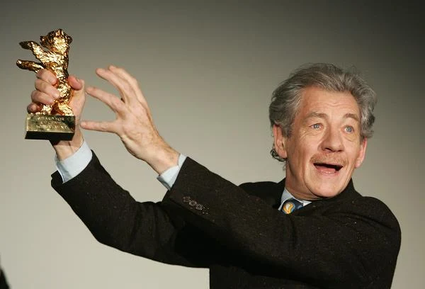 Za swoją pracę filmową oraz sceniczną Ian McKellen uhonorowany był dotychczas ponad 40 międzynarodowymi, prestiżowymi nagrodami. W 2006 roku na festiwalu w Berlinie odebrał statuetkę Złotego Niedźwiedzia za całokształt  twórczości artystycznej - fot. Sean Gallup