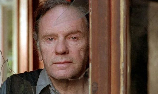 Okazuje się nim być zamieszkały w willi emerytowany sędzia, który spędza czas podsłuchując rozmowy telefoniczne. Valentine jest oburzona tym, co robi mężczyzna, niepostrzeżenie zostaje jednak wciągnięta w znajomość z nim, która przeradza się w przyjaźń. Sędzia zaczyna się zwierzać Valentine...