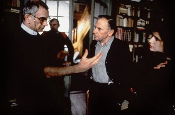 "Czerwony" to ostatni film z trylogii ilustrującej trzy hasła Rewolucji Francuskiej: Wolność, Równość, Braterstwo i - wedle zapowiedzi reżysera - ostatni film w jego karierze. Więź, jaka łączy Valentine i sędziego jest pewnym rodzajem braterstwa. On - cynik i pesymista, pełen gorzkiej mądrości i szorstkiego wdzięku, ona - piękna, dobra, ufna i gotowa kochać - walczą ze sobą, ścierają się, a jednocześnie potrzebują siebie. Ona budzi go do życia, on - o dziwo - zaraża ją wiarą w miłość.