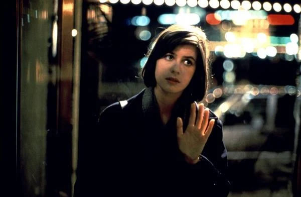 W "Czerwonym" ważna jest nie tyle akcja, co szczegóły, pewne przedmioty, elementy scen, statyści pojawiający się w tym, a nie innym momencie. Szczegóły te sugerują m.in., że istnieje jakiś tajemniczy związek między Valentine i Augustem. Oboje lubią tę samą muzykę, grę w kręgle, oboje przeżywają podobne kłopoty uczuciowe. Składając w całość te poszczególne elementy widz zaczyna zadawać sobie pytanie, czy spotkają się ludzie pasujący do siebie jak dwie połówki jabłka, czy połączy ich miłość, ale także: czy przypadek jest przypadkowy, czy Bóg jest dobry, czy okrutny, czy sprawiedliwość jest sprawiedliwa?