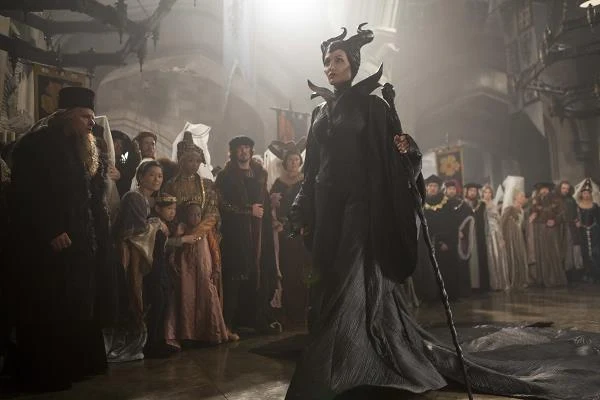 Angelina Jolie w scenie z filmu "Czarownica"