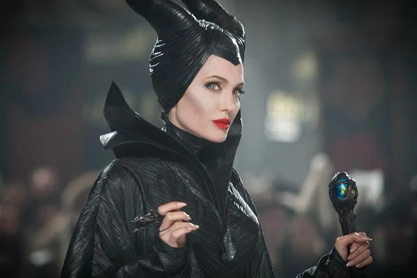 Angelina Jolie w scenie z filmu "Czarownica"