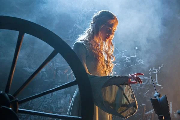 Elle Fanning w scenie z filmu "Czarownica"