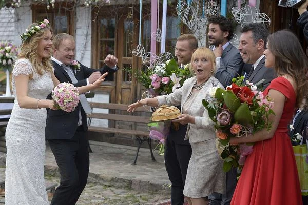 W roli świadków wystąpili Krystian Wieczorek i Karolina Gorczyca. Choć widzowie serialu oczekiwali zapewne, że to Anka i Paweł wezmą ślub jako pierwsi, przyjaciele wyprzedzili ich w drodze do ołtarza.