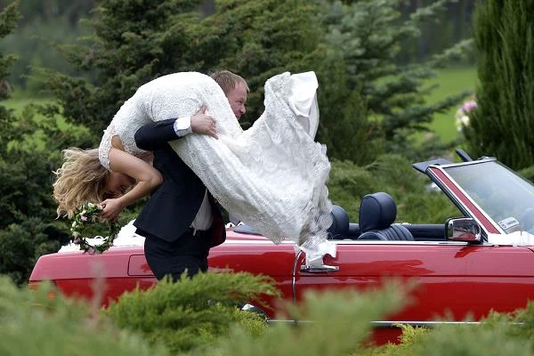 Do ślubu Para Młoda zajechała efektownym czerwonym mercedesem, z napisem "Just Married".