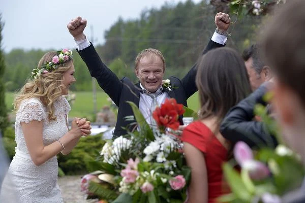 Kilka dni temu Polsat ogłosił, że rezygnuje z produkcji show. "Kochani, nam też jest przykro, że tak się ułożyło i również zasmuciła nas taka decyzja, ale... do końca zostały jeszcze dwa odcinki i zamiast się załamywać mamy zamiar odejść z wielkim hukiem Pierwszy z tych odcinków już dzisiaj i nic nie zmieni faktu, że będziecie się na nim dobrze bawić i śmiać do łez! Czasem tak się w życiu układa, ale wiecie - to nie koniec świata!" - taki wpis znalazł się na serialowym profilu na Facebooku.
