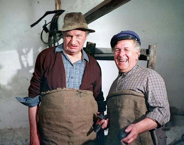 Kiedy Sylwester Chęciński realizował w 1967 roku "Samych swoich", nikt nie przypuszczał, że powstaje jedna z najlepszych komedii w historii polskiego kina. I że to dopiero początek kultowej serii... Na kontynuację losów Kargulów i Pawlaków reżyser zdecydował się po siedmiu latach. Szybko okazało się, że "Nie ma mocnych" (1974) ma jeszcze większą widownię niż "Sami swoi", a wpływy z filmu są równe połowie rocznego budżetu Komitetu Kinematografii. Popularność serii rosła lawinowo - "Kochaj albo rzuć" (1977) miał już 7 milionów widzów. 28 maja 2014 mija 40 lat od premiery drugiej części komediowej trylogii - "Nie ma mocnych".