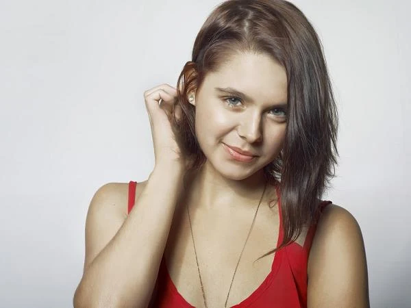 Nazywa się Paloma Kwiatkowski, urodziła się w Vancouver, ale jej rodzice są polskimi emigrantami. Obchodząca 20. urodziny aktorka dopiero zaczyna karierę w Hollywood, ale mogliśmy już oglądać ją w niewielkiej roli w filmie "Percy Jackson 2: Morze potworów" oraz na małym ekranie w serialu "Bates Motel". Nazywa się Paloma Kwiatkowski, urodziła się w Vancouver, ale jej rodzice są polskimi emigrantami. Obchodząca 20. urodziny aktorka dopiero zaczyna karierę w Hollywood, ale mogliśmy już oglądać ją w niewielkiej roli w filmie "Percy Jackson 2: Morze potworów" oraz na małym ekranie w serialu "Bates Motel".